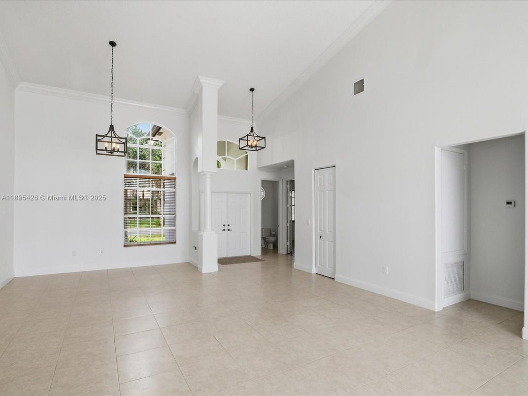 Empty room, Interior, Pendant Lights