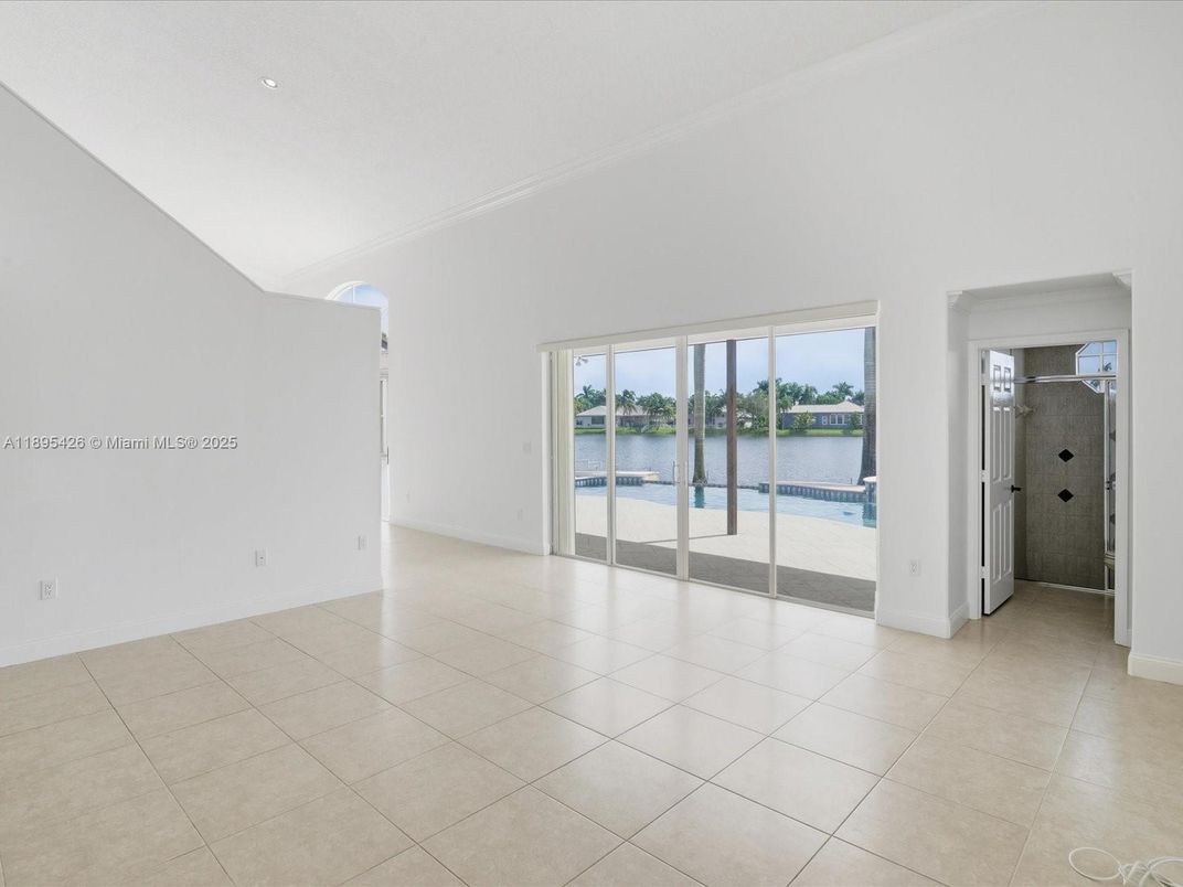 Empty room, Interior, Water