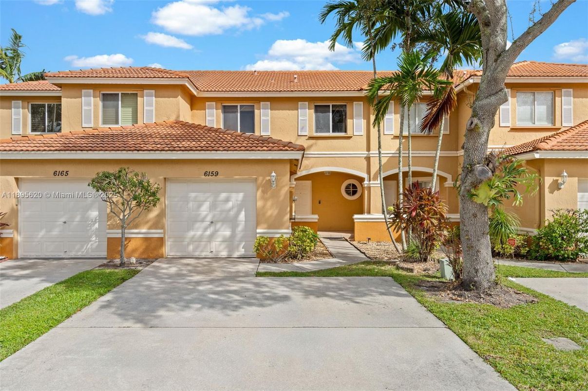 Attached, Exterior, Facade, Mediterranean