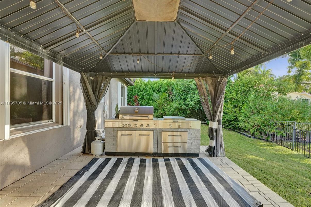 Exterior, Outdoor Kitchen