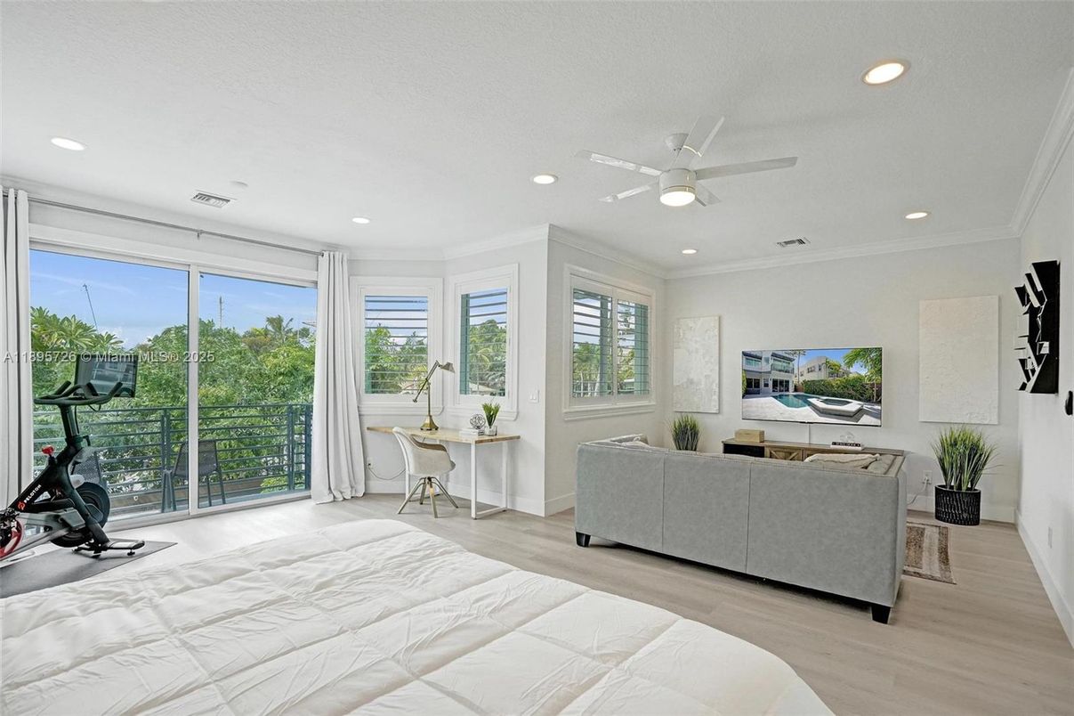 Fitness Equipment, Interior, Living room, Recessed Lighting, Wood Texture Flooring