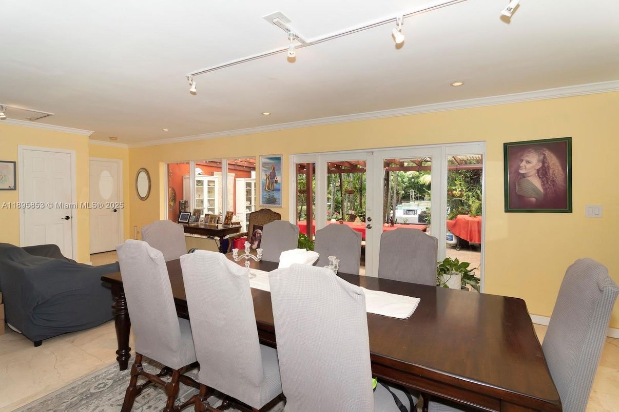 Dining room, Interior, Recessed Lighting