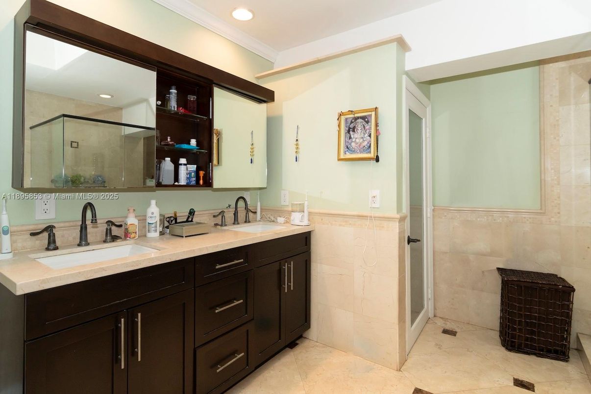 Bathroom, Dual Sink Vanities, Interior, Recessed Lighting