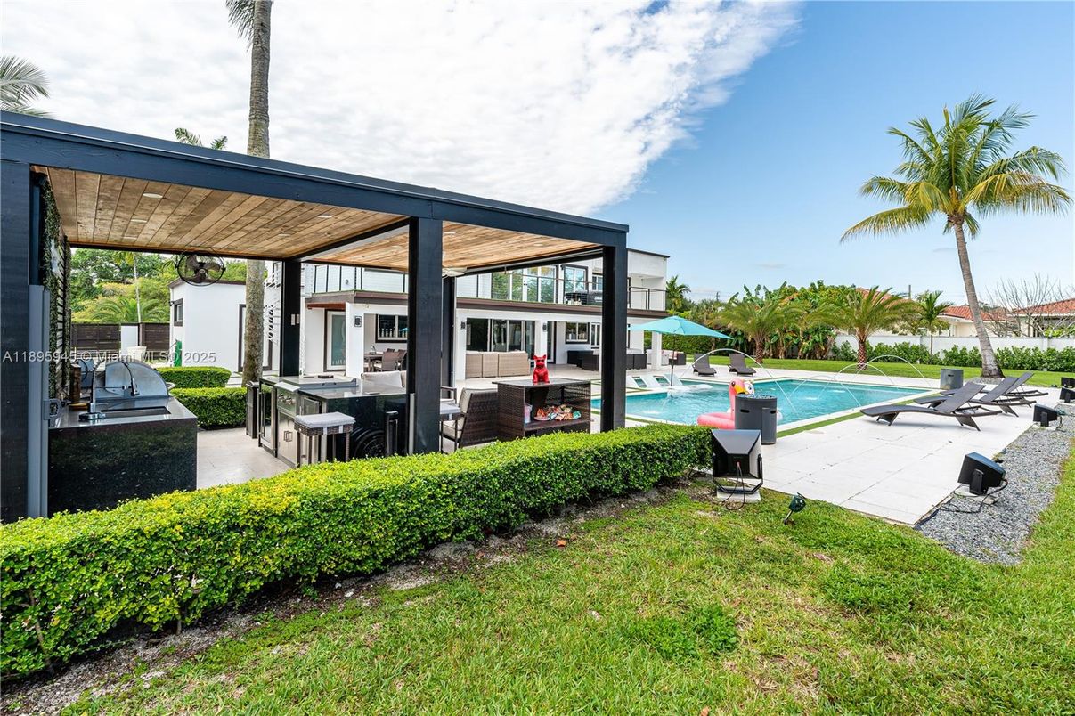 Exterior, Hot Tub, Pool