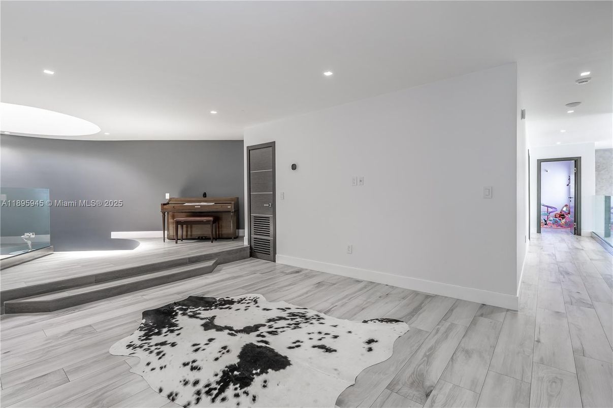 Interior, Recessed Lighting, Wood Texture Flooring