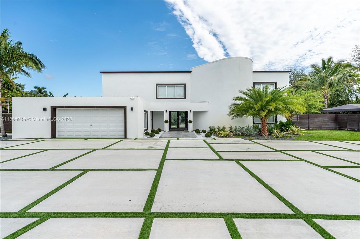 Attached, Backyard, Exterior, Facade, Modern