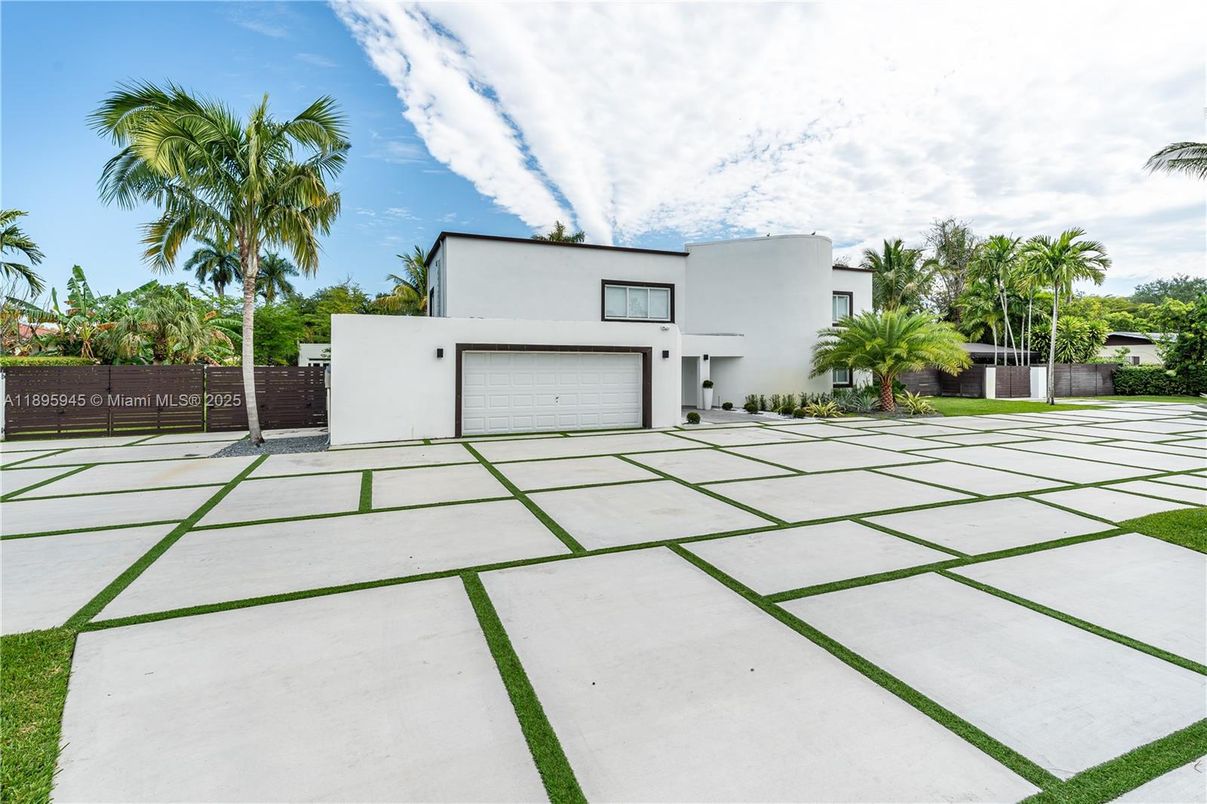 Attached, Backyard, Exterior, Facade, Modern