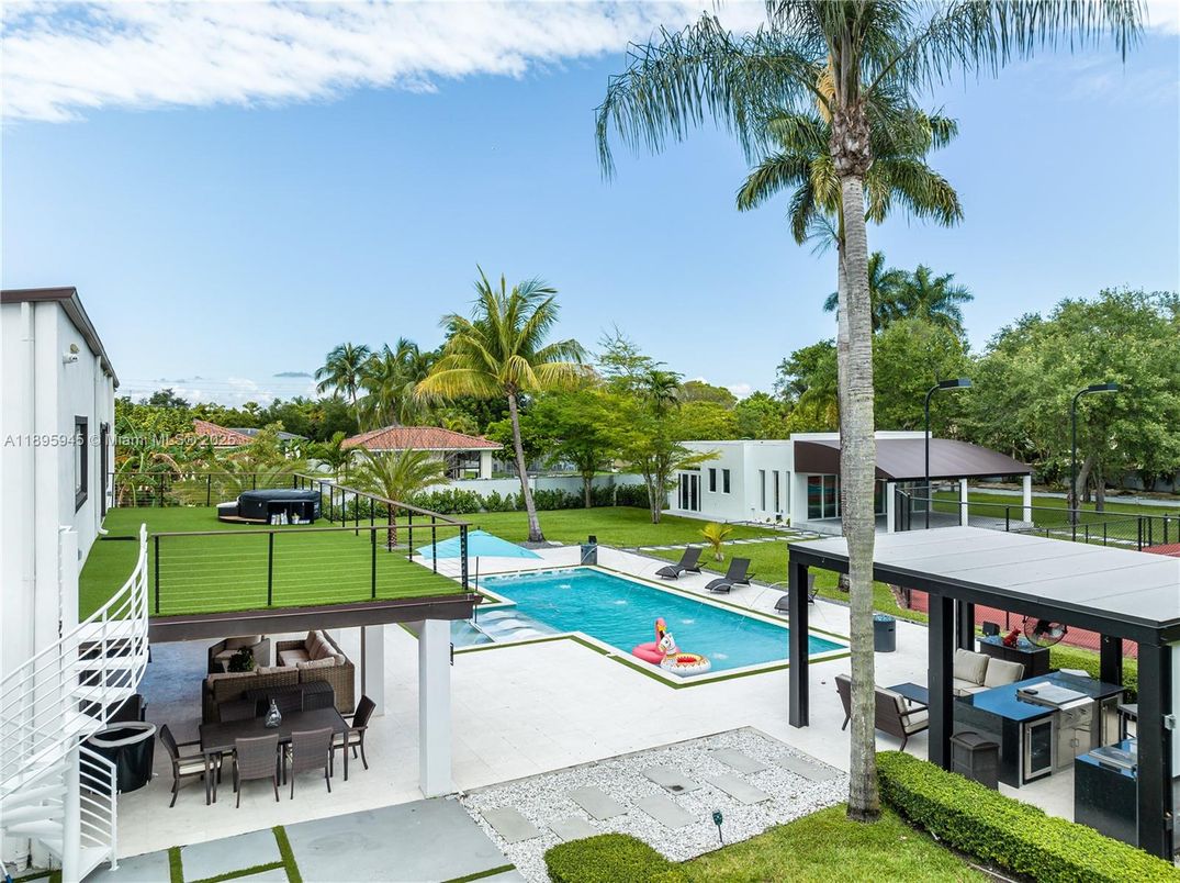 Exterior, Pool