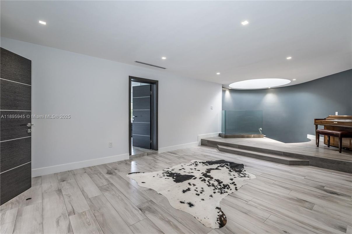 Interior, Piano, Recessed Lighting, Wood Texture Flooring