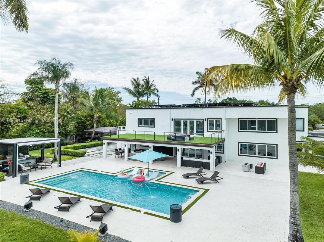 Exterior, Pool