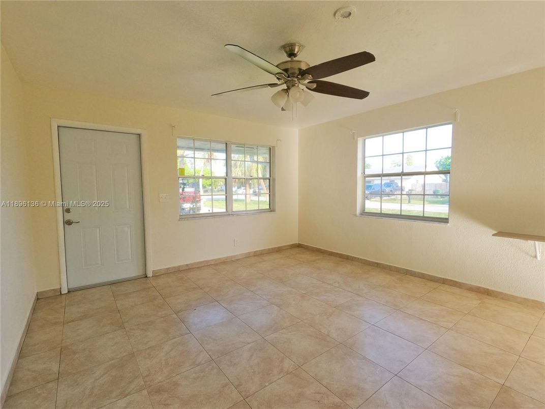 Empty room, Interior