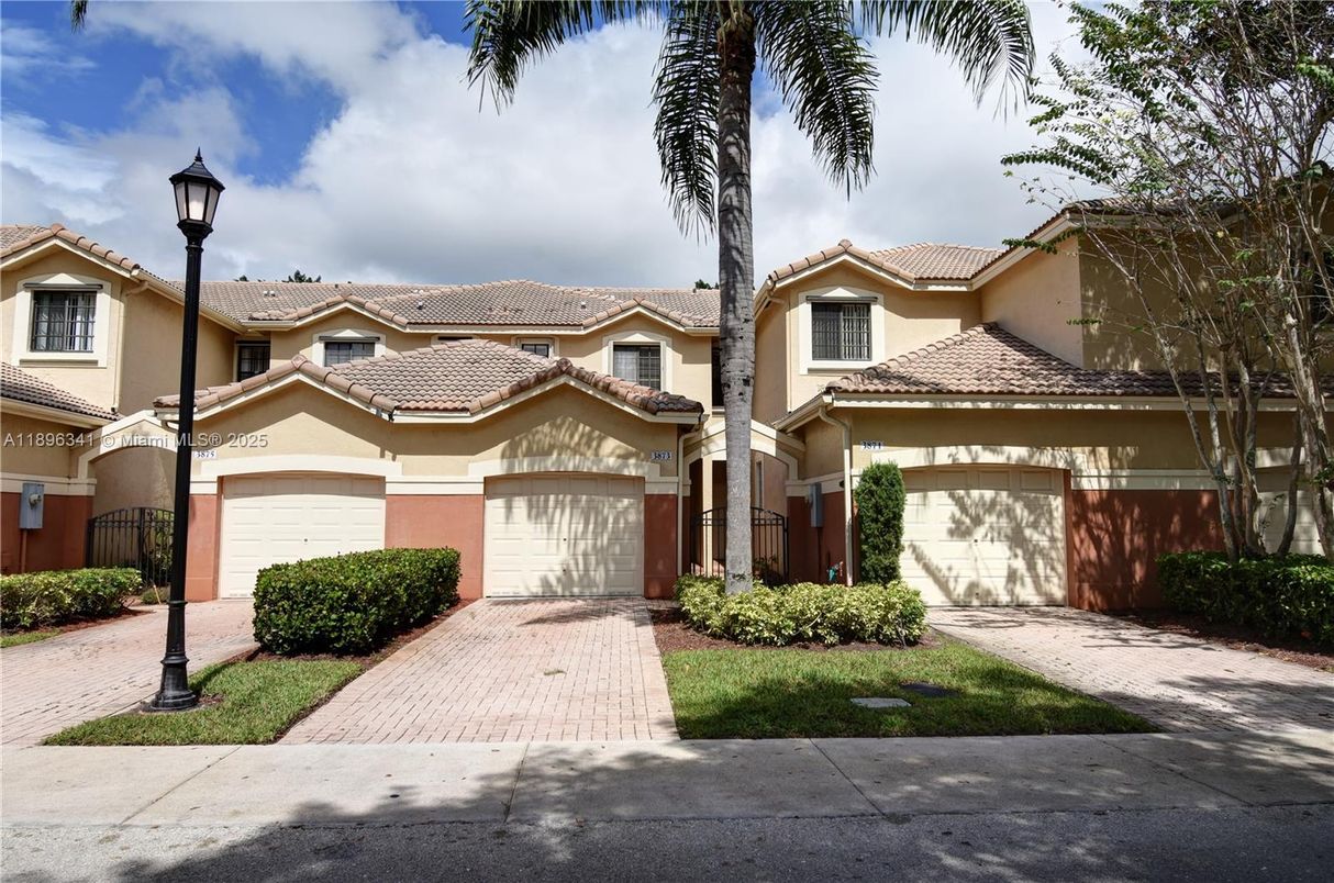 Attached, Exterior, Facade, Mediterranean