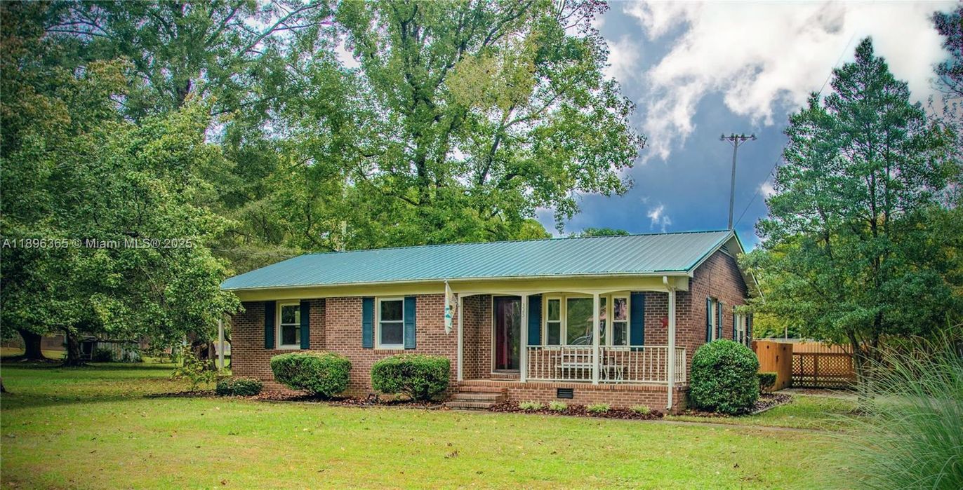 Exterior, Facade, Brick Facade, Ranch