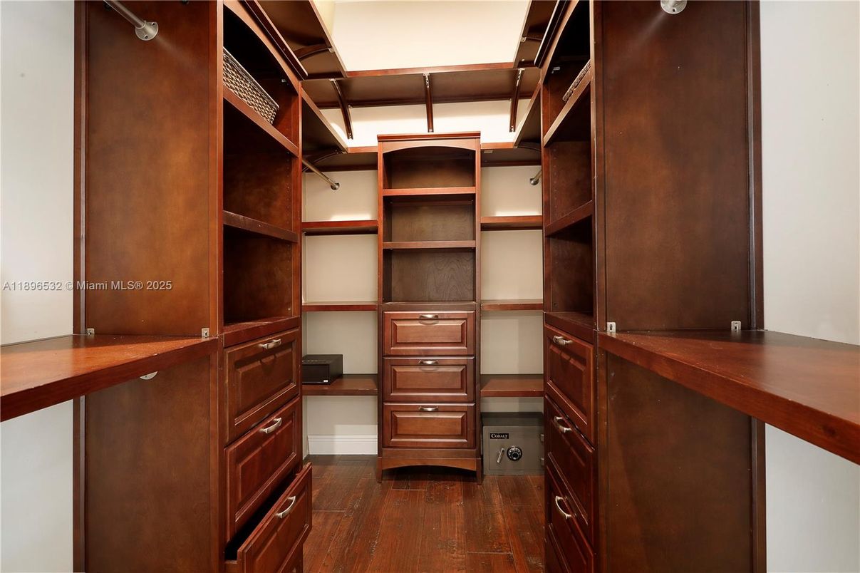 Interior, Walk-in Closets, Wood Texture Flooring