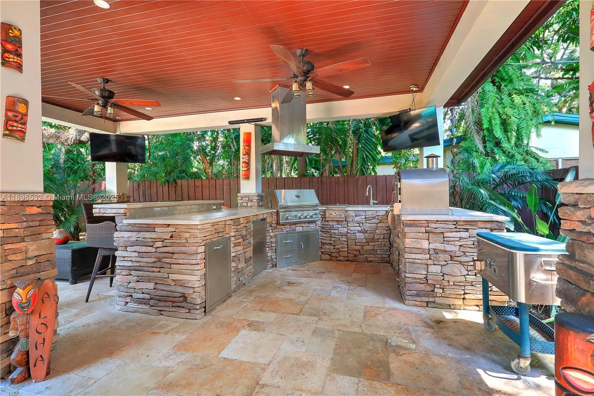 Exterior, Outdoor Kitchen