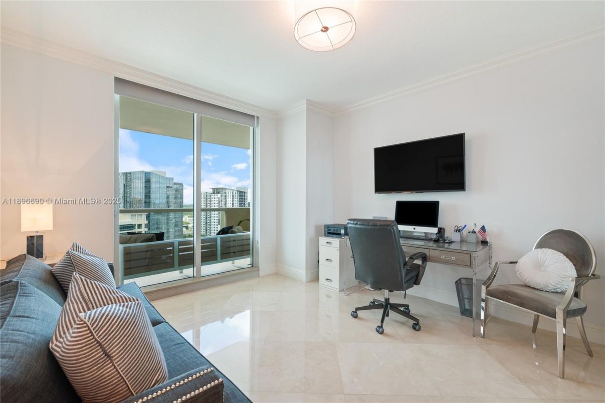 Home Office, Interior