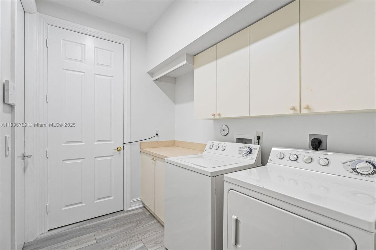 Interior, Washer, Wood Texture Flooring