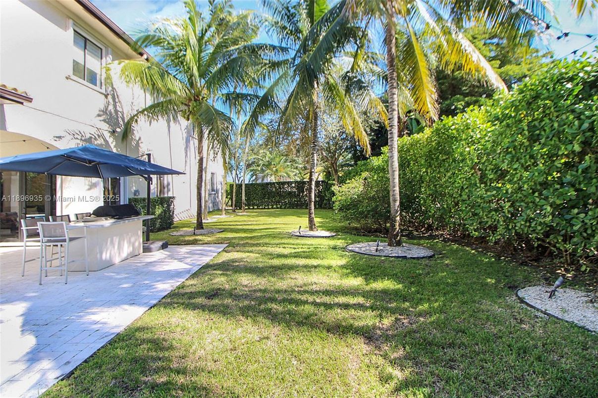 Backyard, Exterior, Outdoor Kitchen