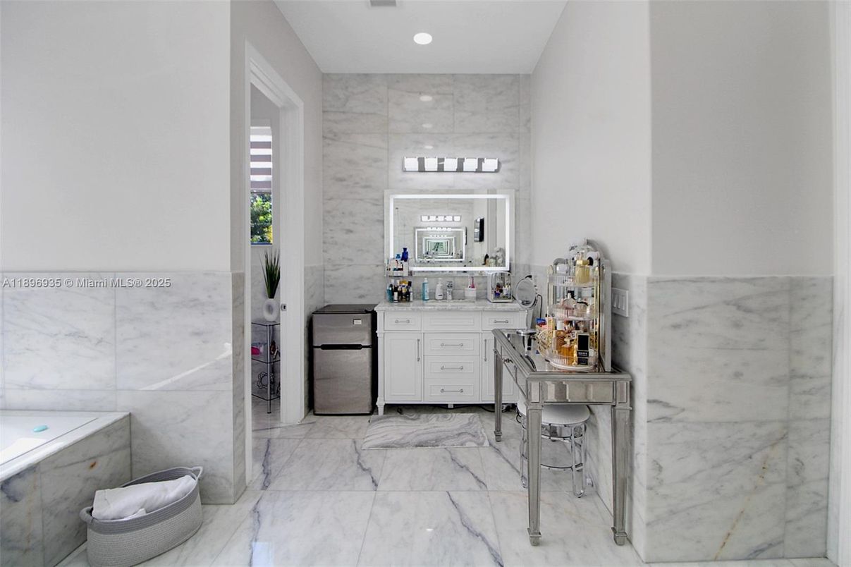 Bathroom, Interior, Marble, Marble Walls, Recessed Lighting