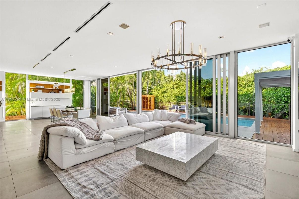 Interior, Living room, Pendant Lights, Piano, Recessed Lighting