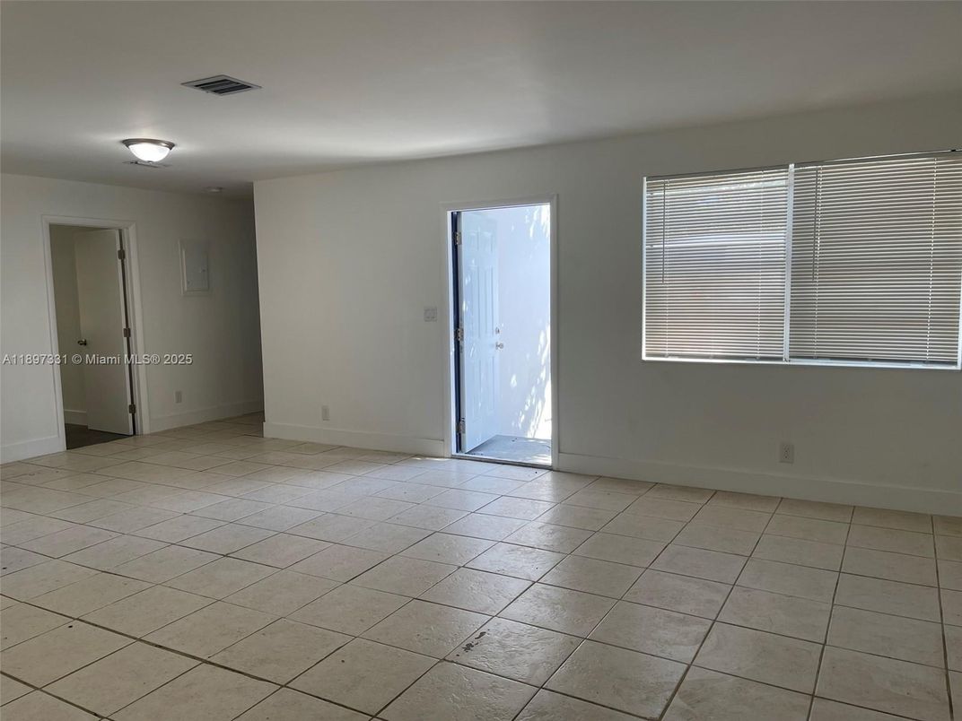 Empty room, Interior