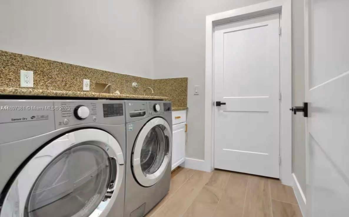 Interior, Washer, Wood Texture Flooring