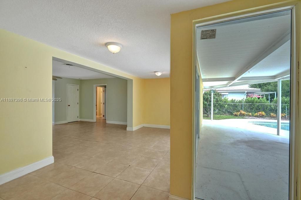 Empty room, Interior
