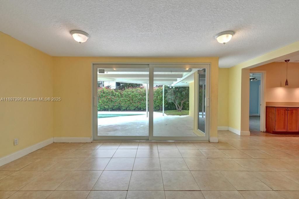 Empty room, Interior