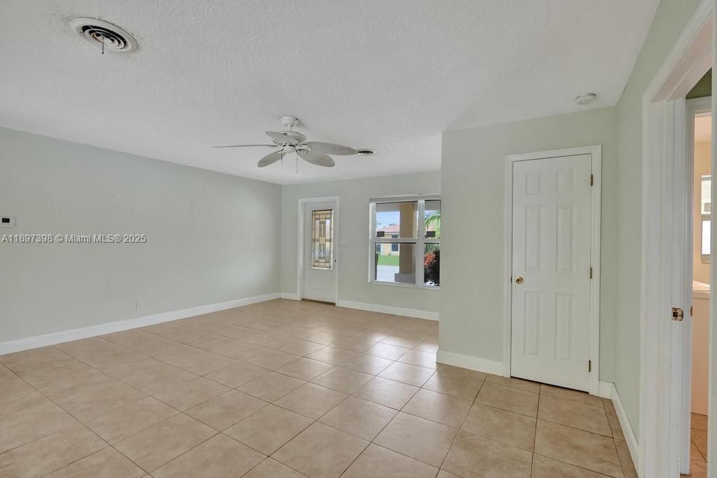 Empty room, Interior
