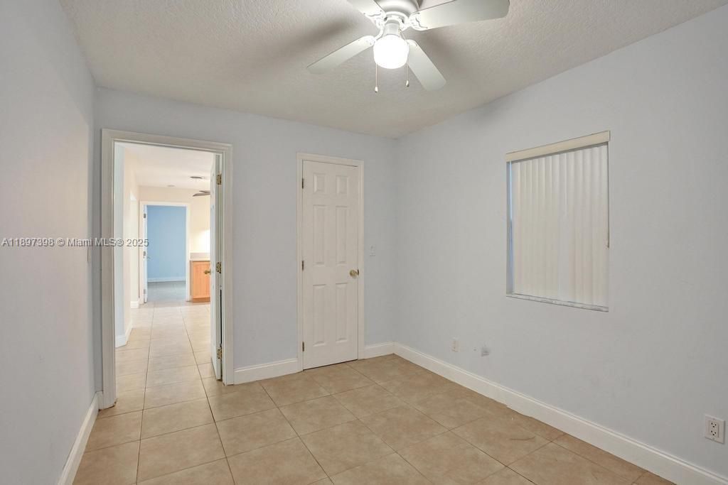 Empty room, Interior