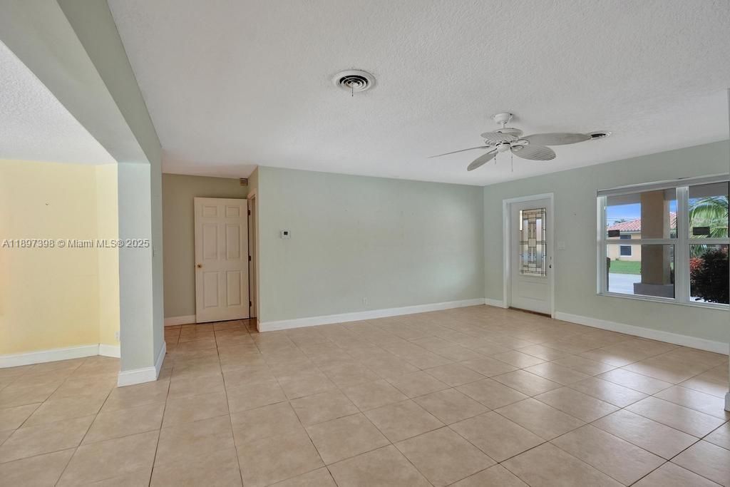 Empty room, Interior