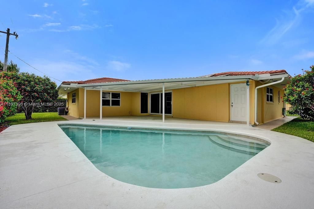 Exterior, Pool