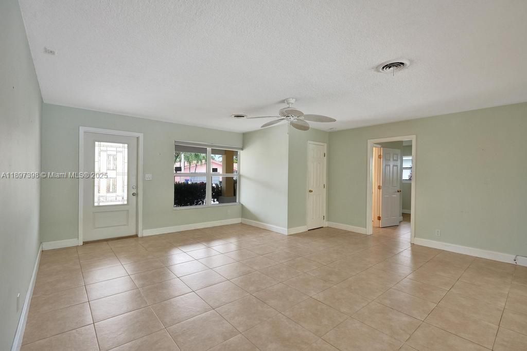 Empty room, Interior