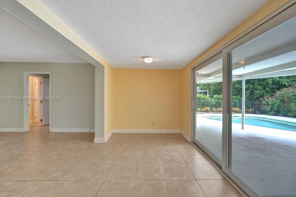 Empty room, Interior