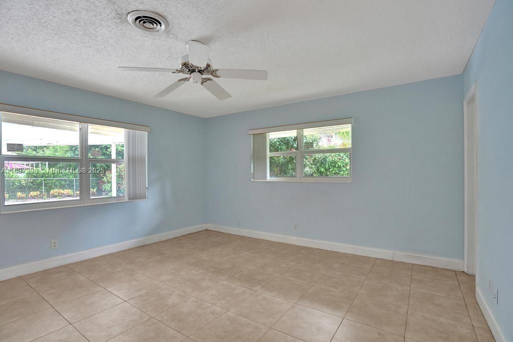 Empty room, Interior