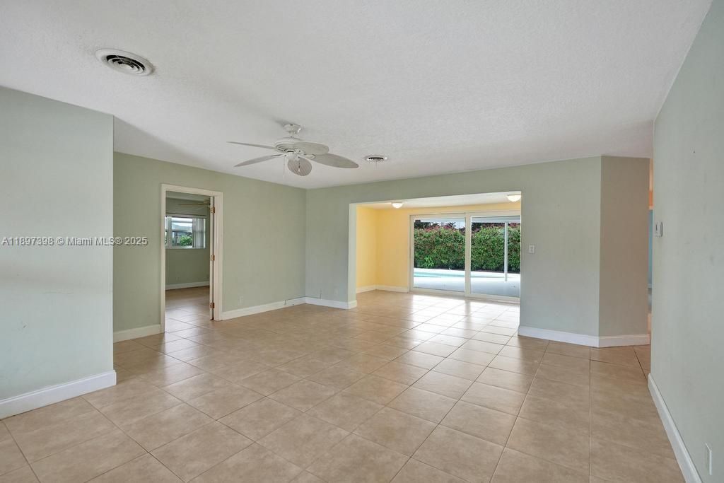 Empty room, Interior