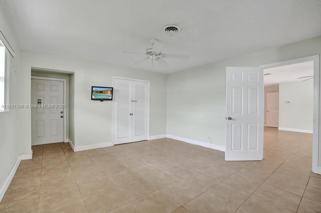 Empty room, Interior