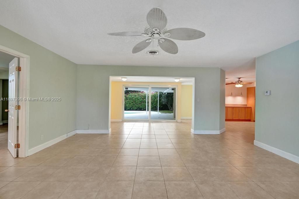 Empty room, Interior