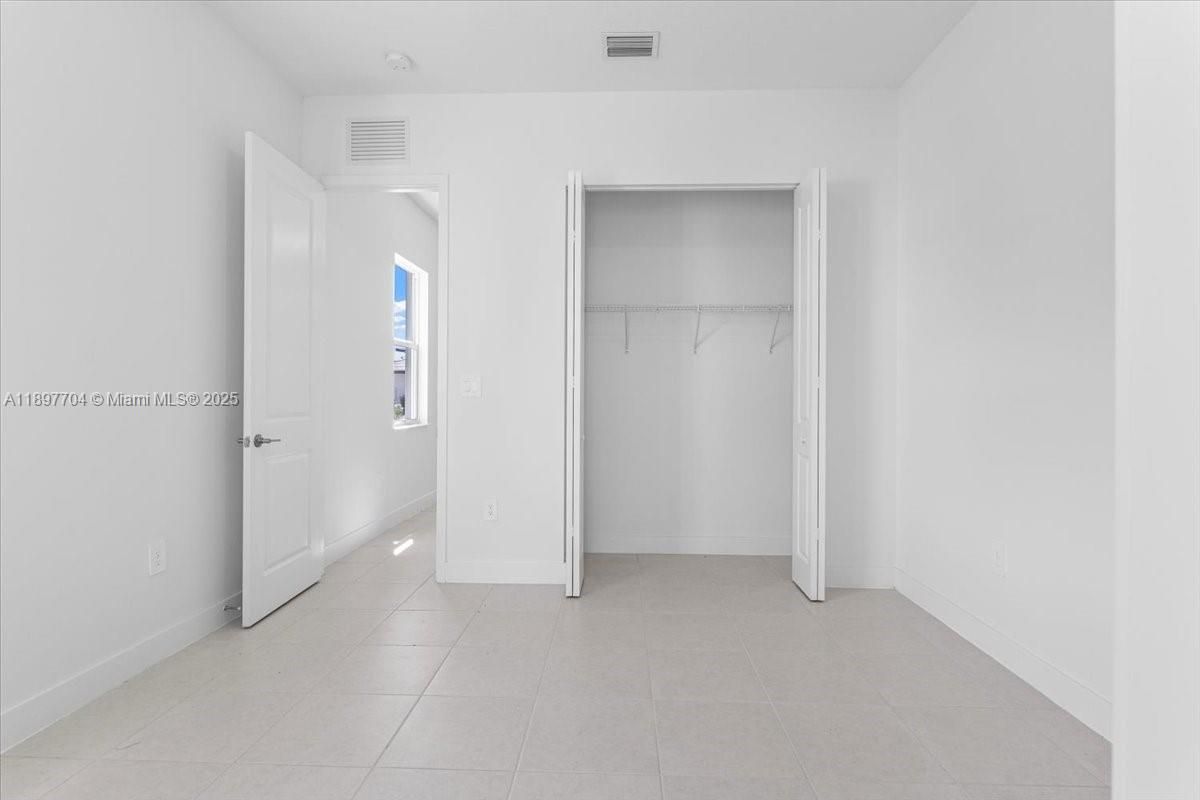 Empty room, Interior