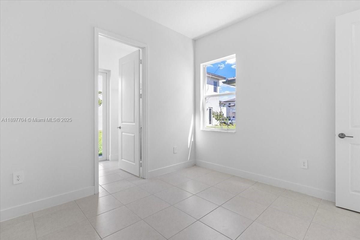 Empty room, Interior