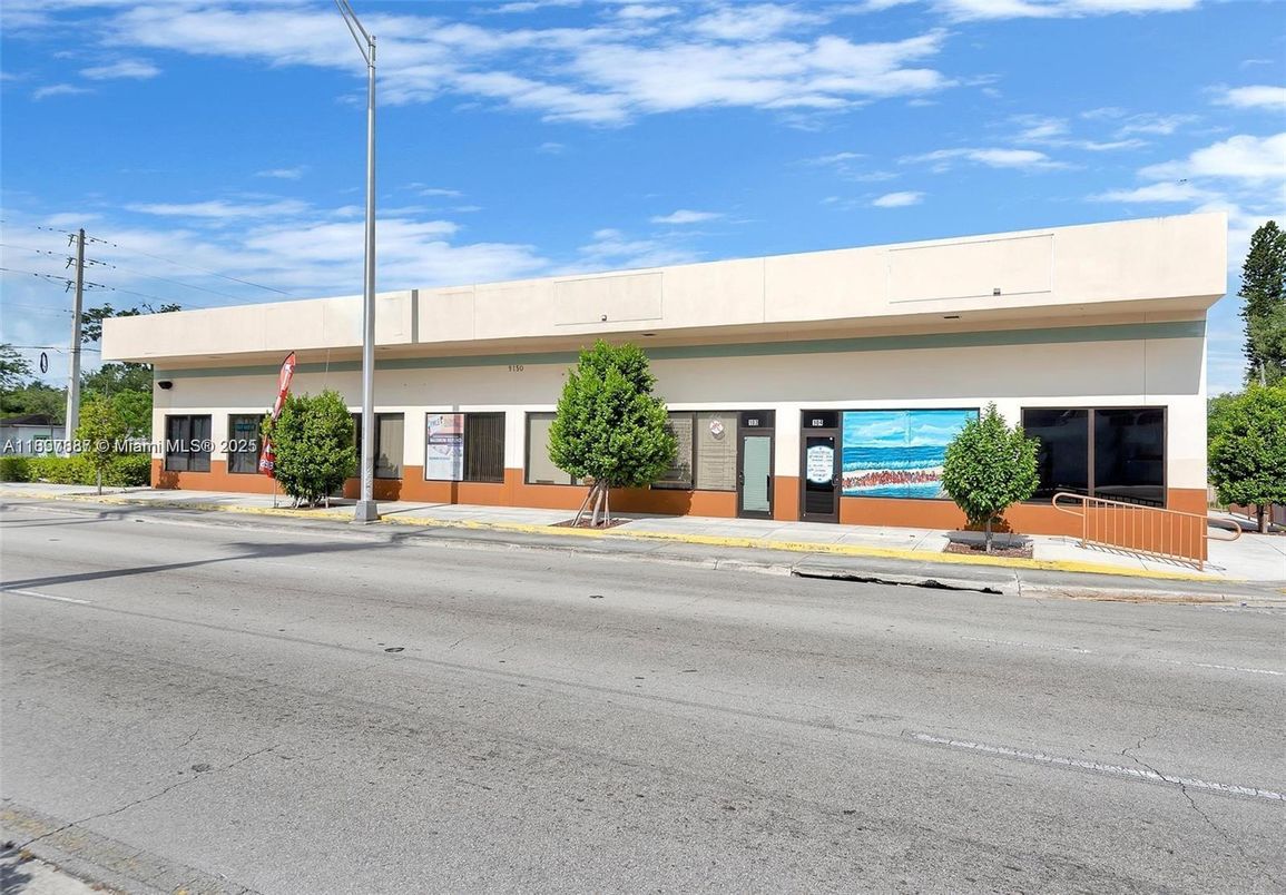 Exterior, Facade, Modern