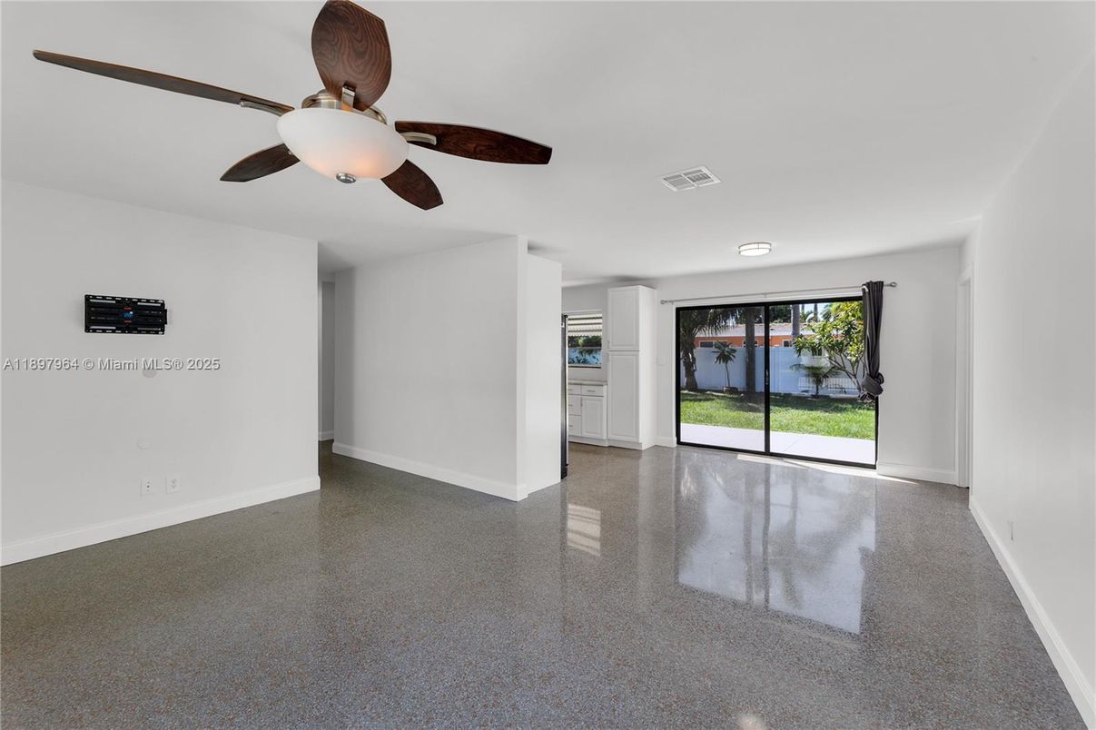 Empty room, Interior