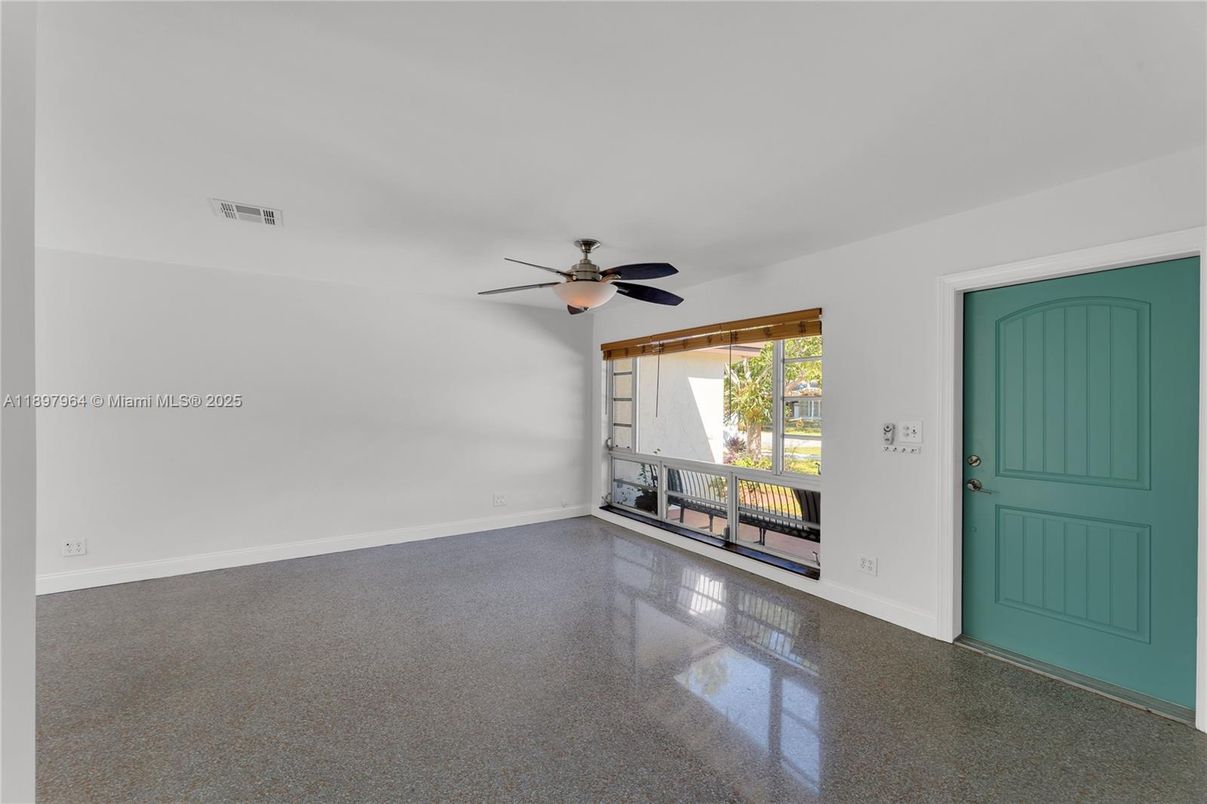 Empty room, Interior