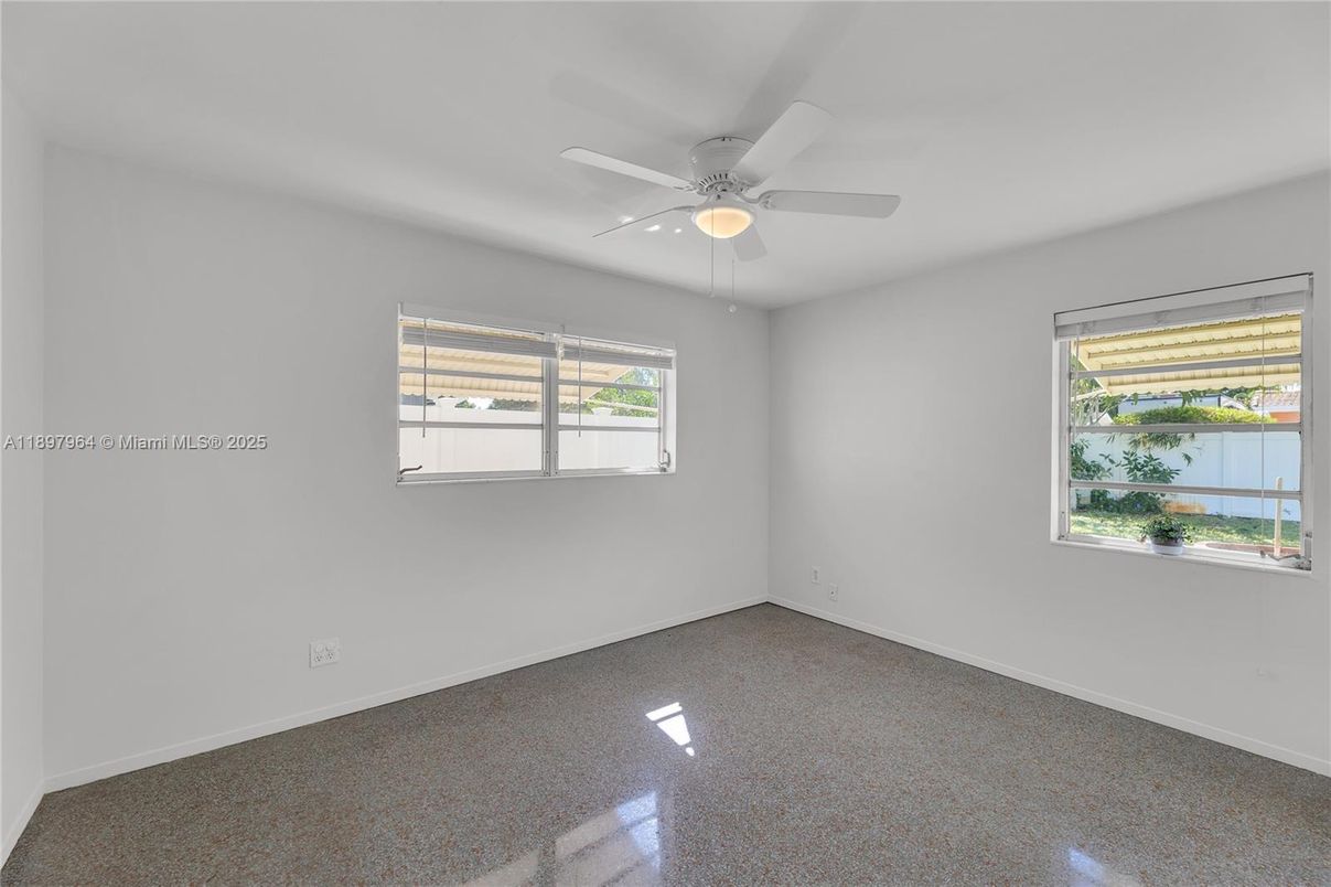 Empty room, Interior