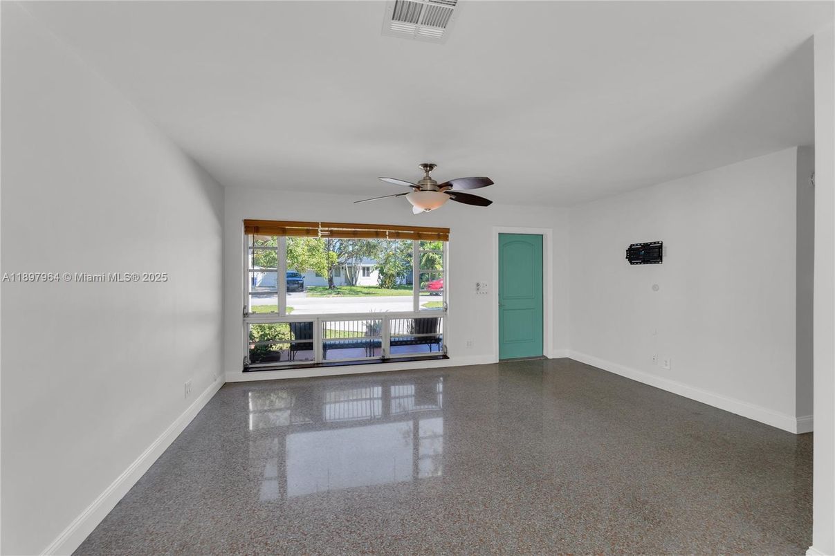 Empty room, Interior