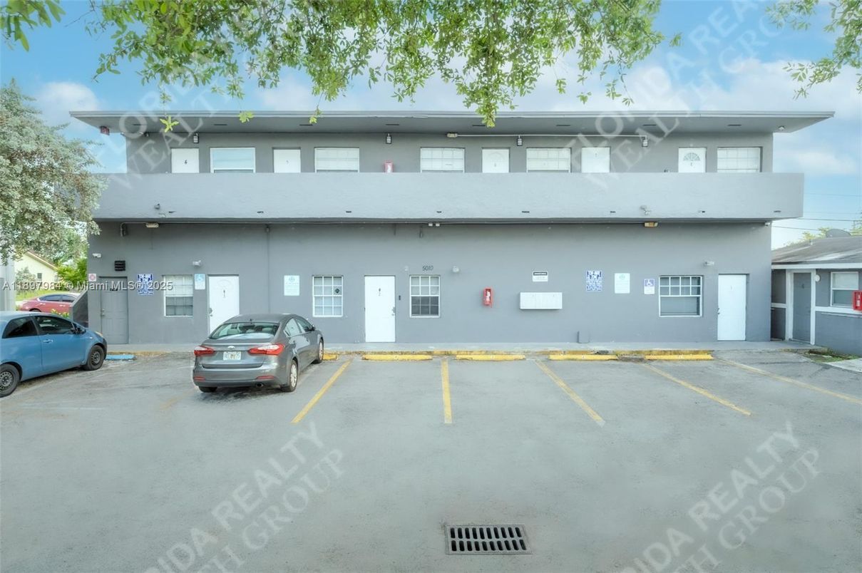 Exterior, Facade, Modern