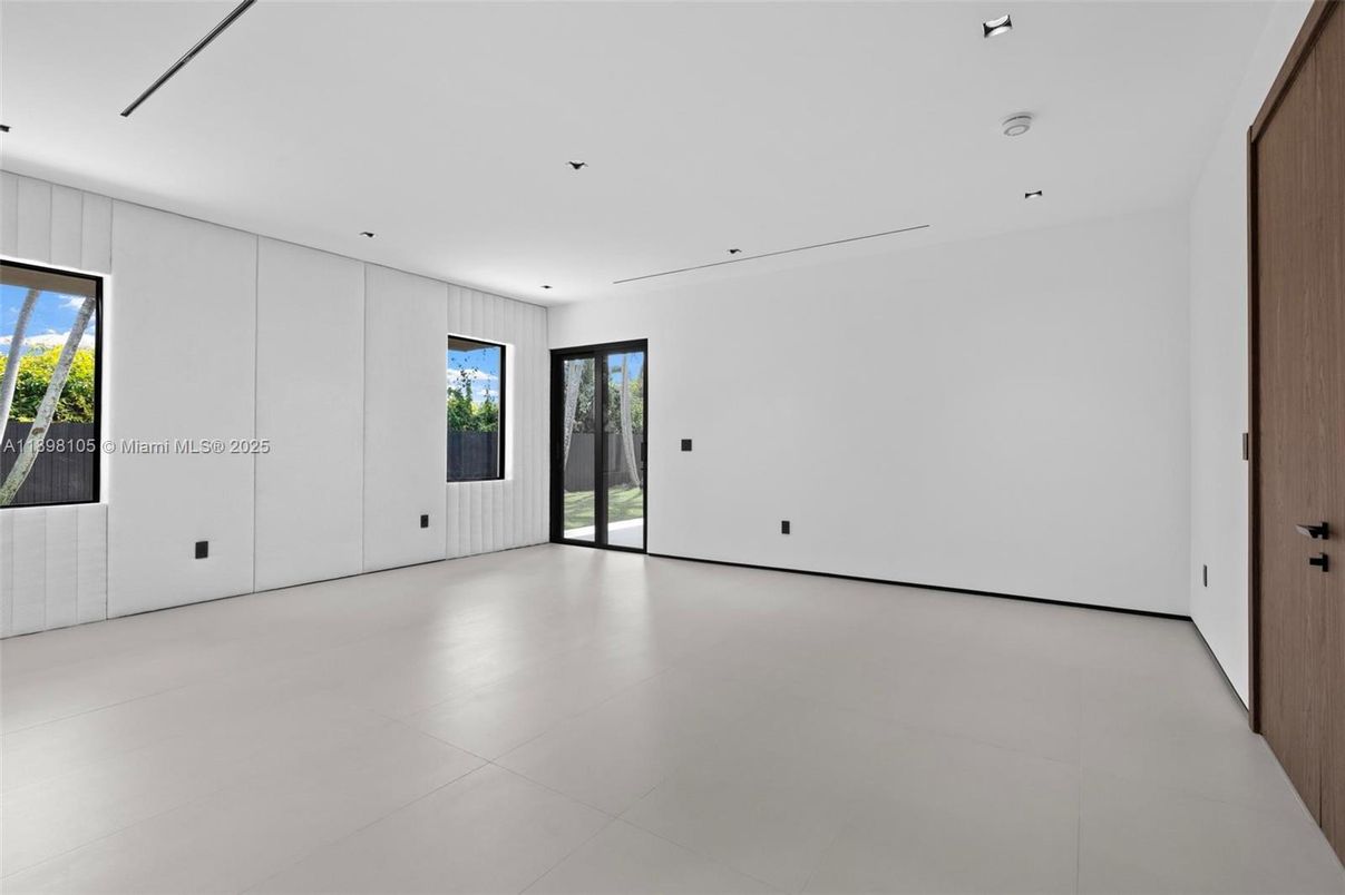 Empty room, Interior, Recessed Lighting