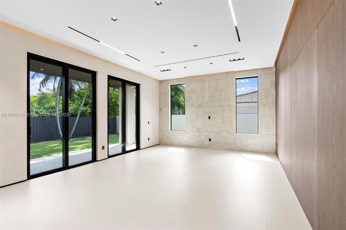 Empty room, Interior, Recessed Lighting