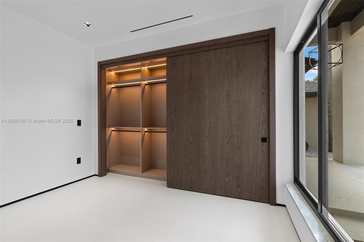 Empty room, Interior, Projection Screen