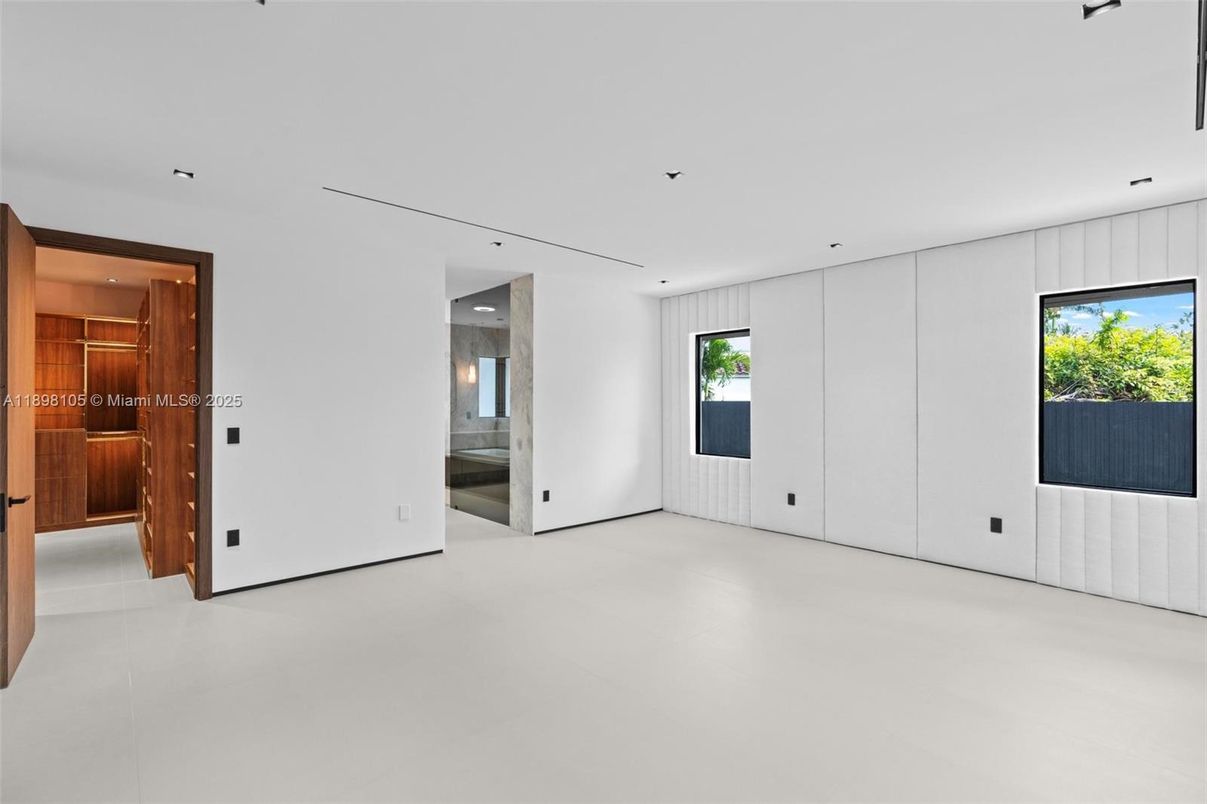 Empty room, Interior, Recessed Lighting
